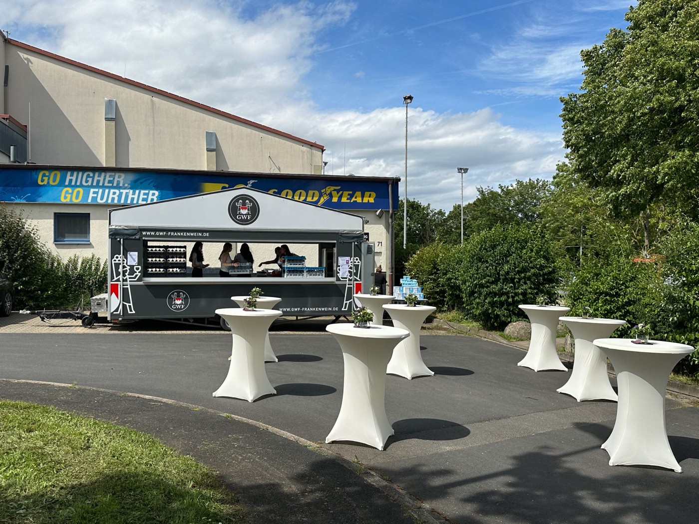 Catering im Außenbereich mit Stehtischen
