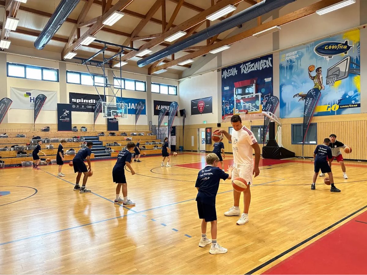 Dribbel-Training mit Trainer in der Arena Kitzingen